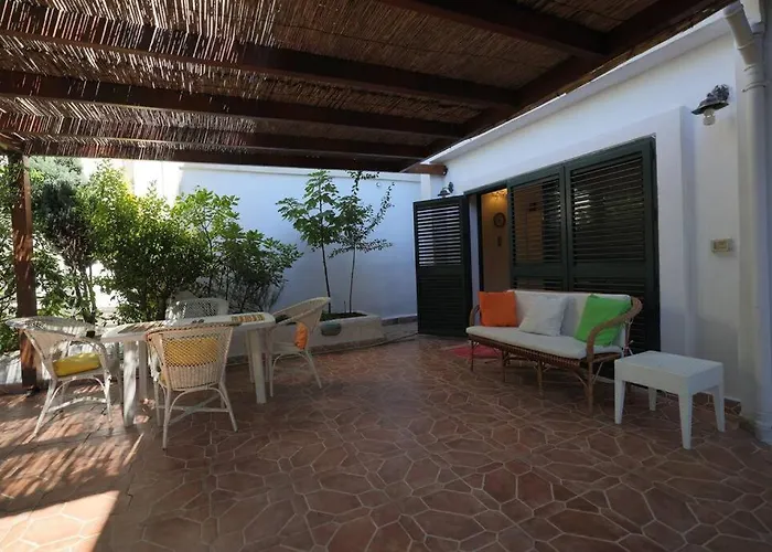 Blue Laguna Pines Retreat Vakantiehuis Golem (Tirana)