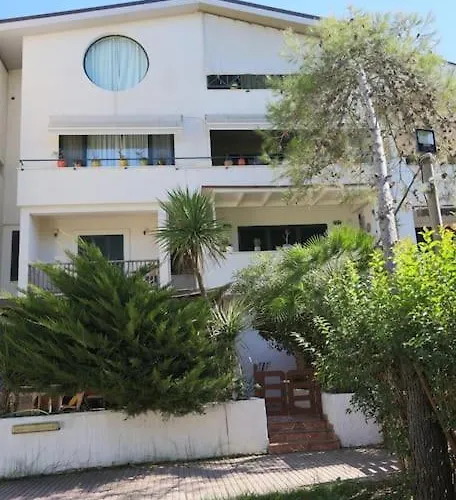 Blue Laguna Pines Retreat Vakantiehuis Golem (Tirana)