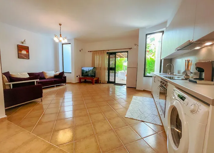 Blue Laguna Pines Retreat Golem (Tirana)